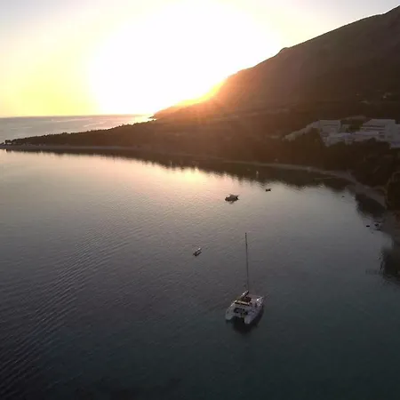 Botel Luxury Catamaran Lagoon 42, Ac & Gn *