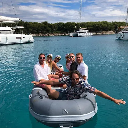 Botel Luxury Catamaran Lagoon 42, Ac & Gn *